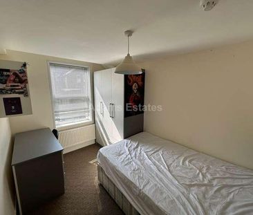 Pitcroft Avenue, Reading, RG6 - Photo 1