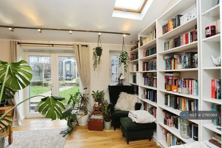 3 bedroom end of terrace house to rent - Photo 3