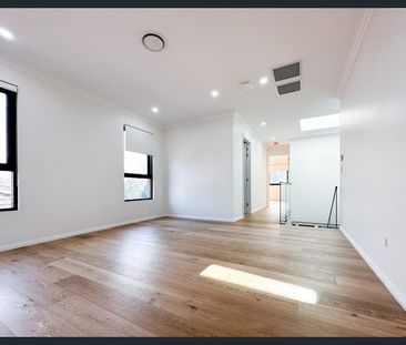 Huge Duplex - 5 Bedrooms & 4 Bathrooms - Photo 2