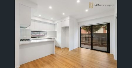 Stunning 3 Bedroom Townhouse! - Photo 2