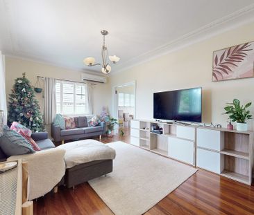 Charming Three Bedroom Home with Modern Amenities - Photo 2