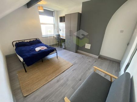 6 bedroom detached house to rent - Photo 3