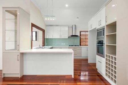 Spacious Inner-City Family Home with Exceptional Convenience - Photo 5