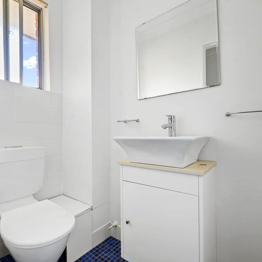 Stylish North-Facing Apartment in Prime Location - Photo 1