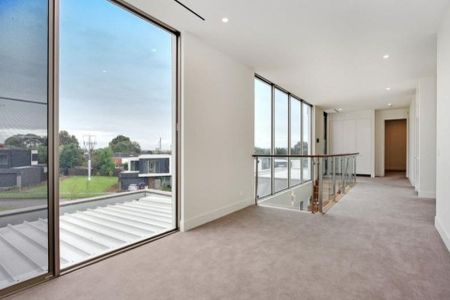 12 Moreton Close, Kew - Photo 4