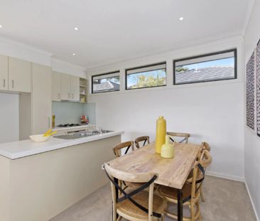 STREET FRONT PRIVATE TOWNHOUSE, WALKING DISTANCE TO SOUTHLAND! - Photo 2