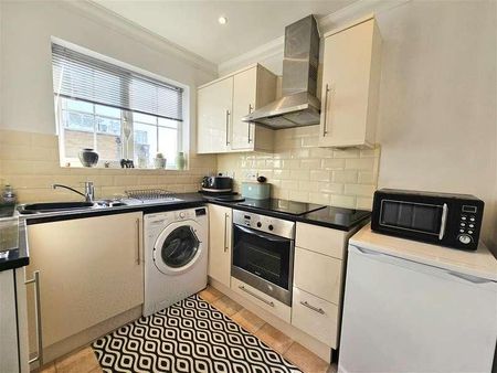 Golden Gate Way, Eastbourne, BN23 - Photo 3