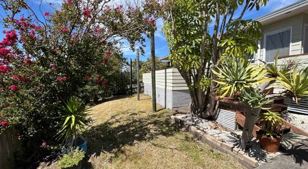 Elevated Coastal Living: 2.5 Bathrooms + Flexi... - Photo 2