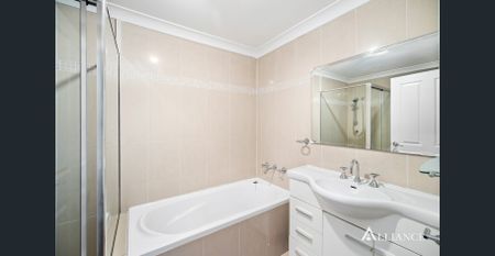 Spacious Family Duplex in Quiet Tree-Lined Street - Photo 5