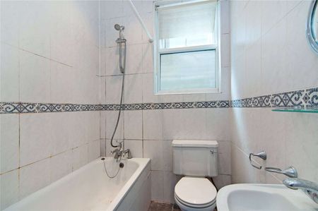 This three bedroom flat on Tooting Bec Road would be ideal for professional sharers. - Photo 4