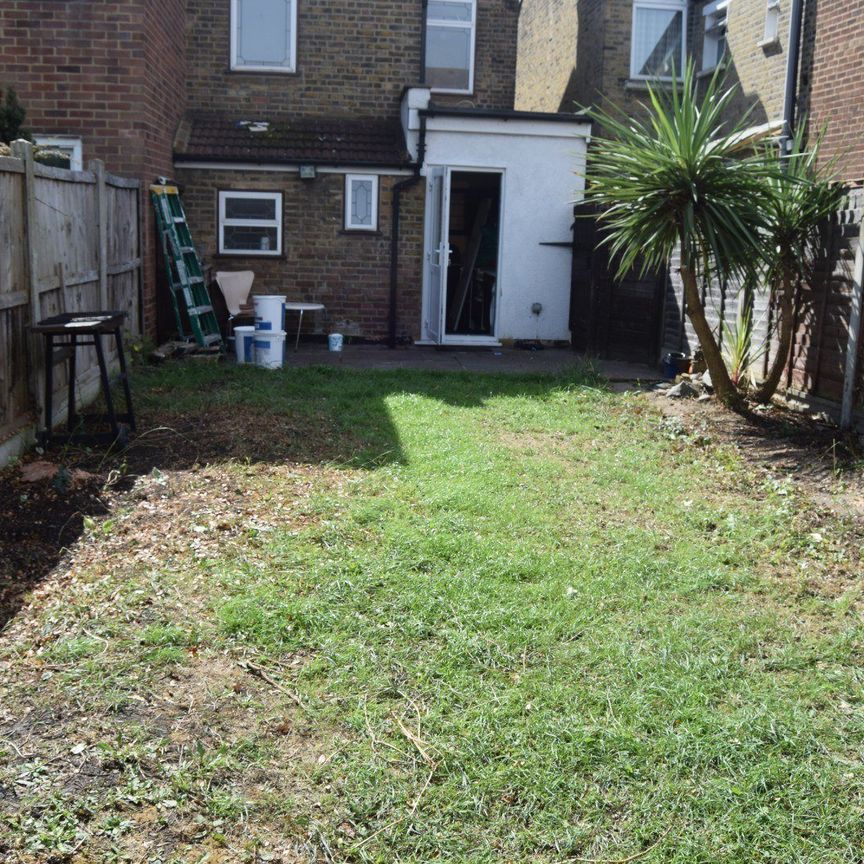 Three bedroom house close to ilford station - 2500 pcm - Photo 1
