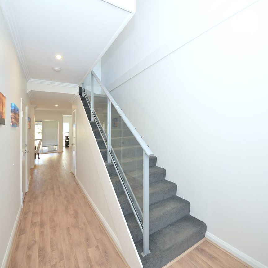 Low maintenance, modern, family home. - Photo 1