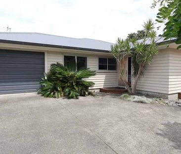 Furnished Modern Three Bedroom Home - Photo 5