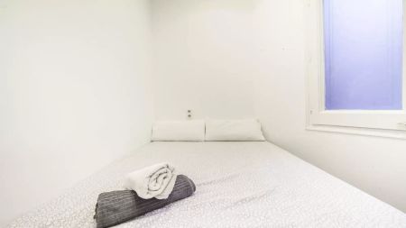 Compact room for rent in 13-bedroom apartment in Sant Gervasi - Photo 3