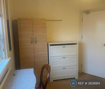 1 bedroom in a house share to rent - Photo 3