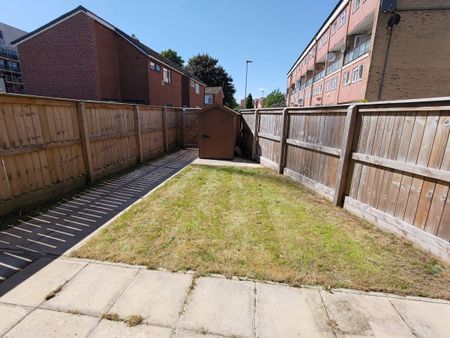 2 Bed End Terrace, Balsam Close, M13 - Photo 4