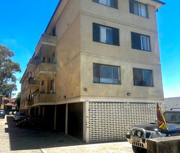 !! 1st floor unit – bedrooms will have brand new carpet !! - Photo 1