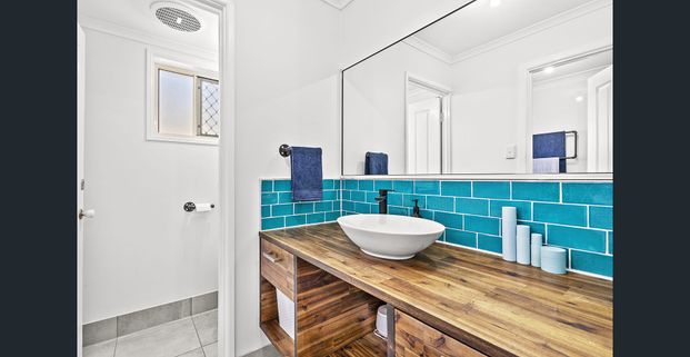 Spacious Family Home in a Quiet Cannonvale Cul-de-Sac - Photo 1