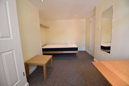 4 bedroom House in Harold Walk - 4 bed, Leeds - Photo 4