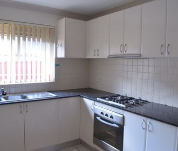 Spacious, well maintained townhouse with polished floors - Photo 2