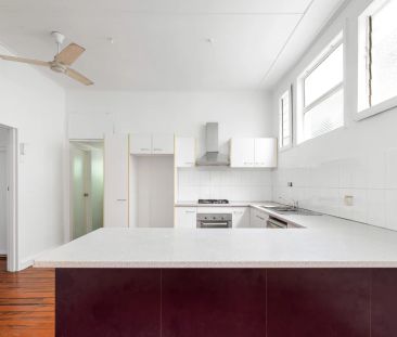 Charming Refurbished Inner-City Home - Photo 5