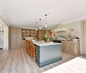 A stunning family home in a sought after location - Photo 2