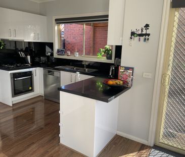 Beautiful entertainers home in prime location - Photo 5