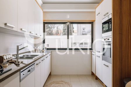 4 room luxury Flat for rent in Lisbon - Photo 3