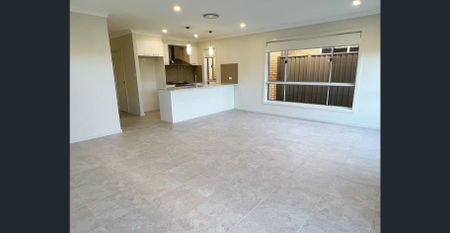 4 Bed | 3 Bath | 1 Garage Immaculately Maintained Double-Storey Family Home Near Oran Park For Lease - Photo 2