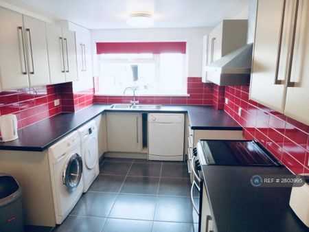 1 bedroom in a house share to rent - Photo 2