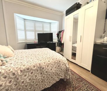 Room in a Shared House, Clifford Avenue, SW14 - Photo 1