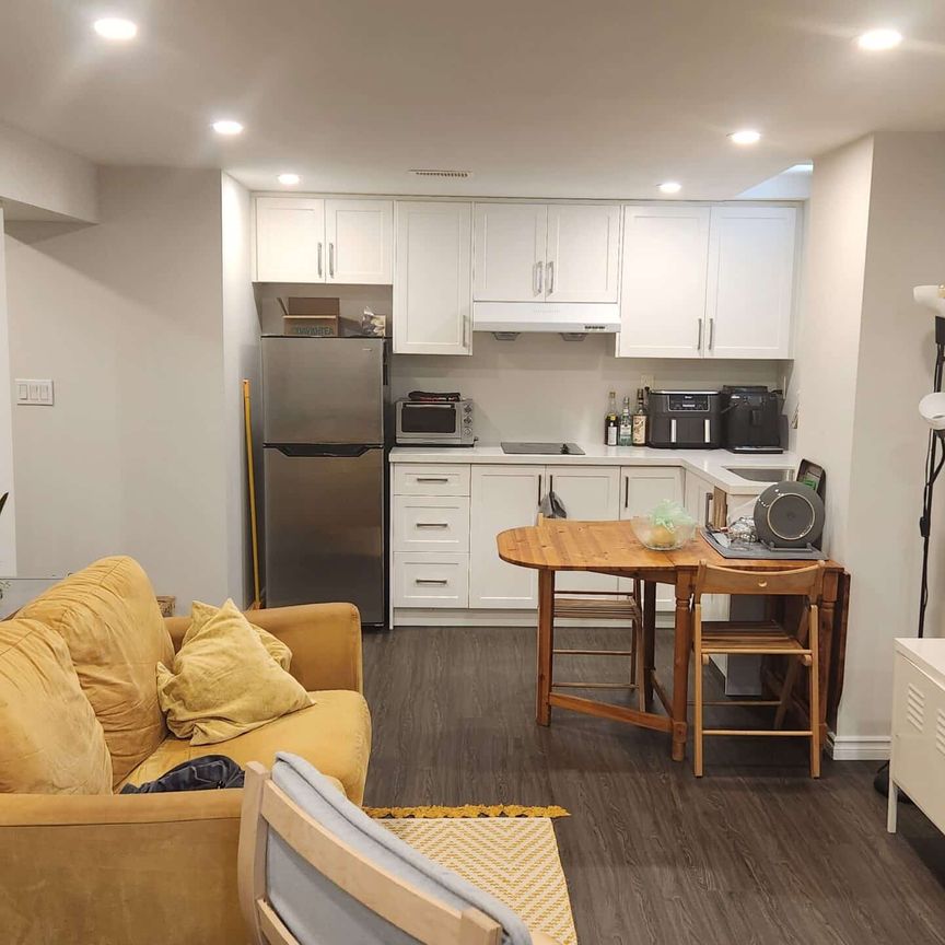 Bachelor apartment for rent in Pickering - Photo 1