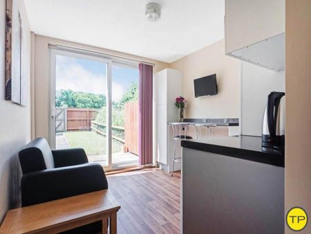 1 bedroom in a house share to rent - Photo 2