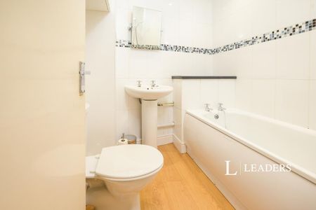 3 bedroom flat to rent - Photo 2