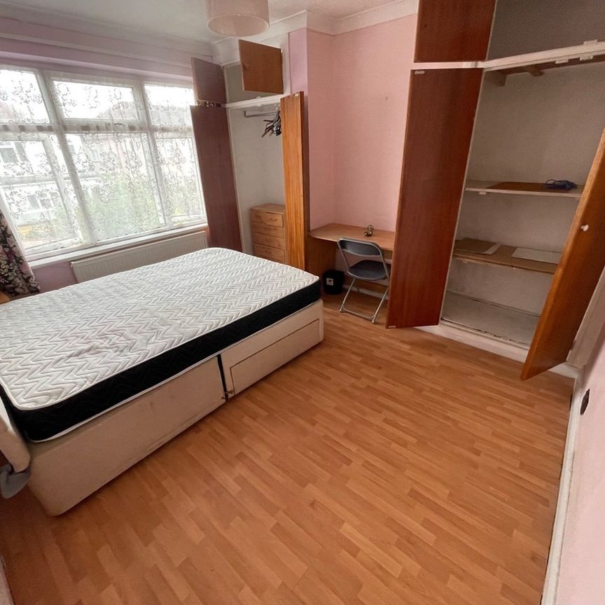 Room in a Shared House, Surrey, CR0 - Photo 1