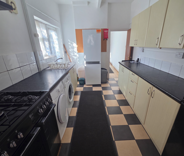 5 Bed Student Accommodation - Photo 5