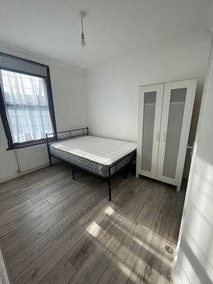 Ensuite room to let close to ilford station-£1000 pcm - Photo 1