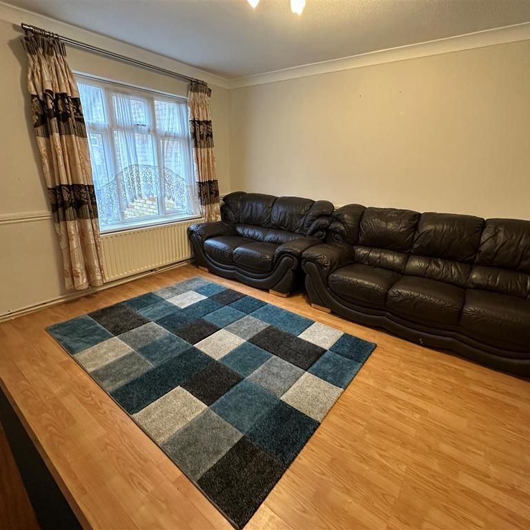 3 bedroom end of terrace house to rent - Photo 1