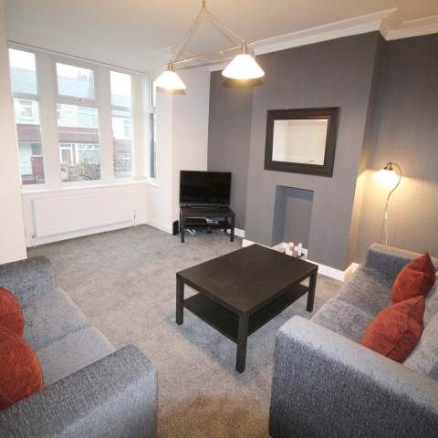 Rosemont Walk (Room 1), Bramley, Leeds - Photo 1
