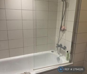 1 bedroom in a flat share to rent - Photo 6