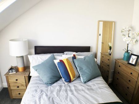 4 bed Apartment for Rent - Photo 3