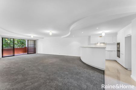 Well-Presented Three Bedroom Apartment in Prime Garran Location - Photo 2