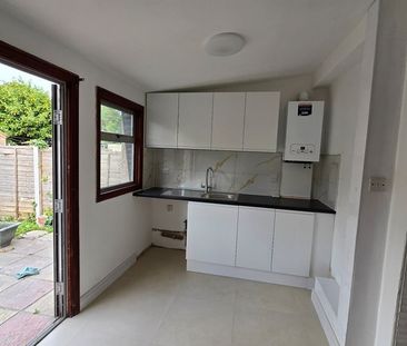 3 Bed Terraced House, Movers Lane, IG11 - Photo 3