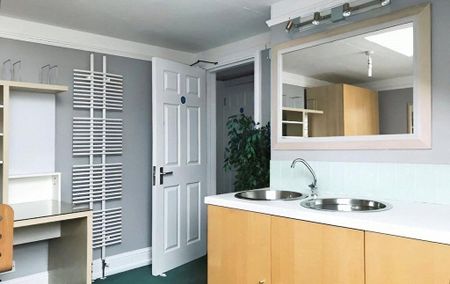 1 bedroom in a house share to rent - Photo 2