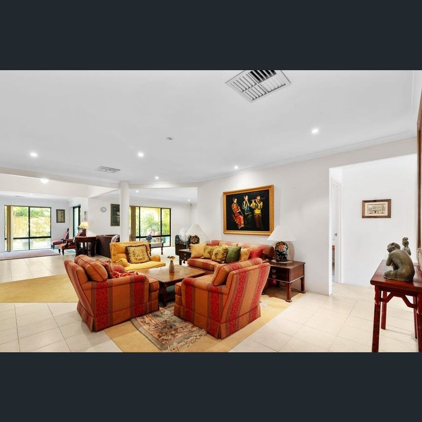 4x2 House at great location, like new paint.... - Photo 1