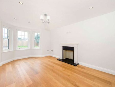 Five bedroom semi detached family home in excellent condition throughout, in a sought after central location. - Photo 2