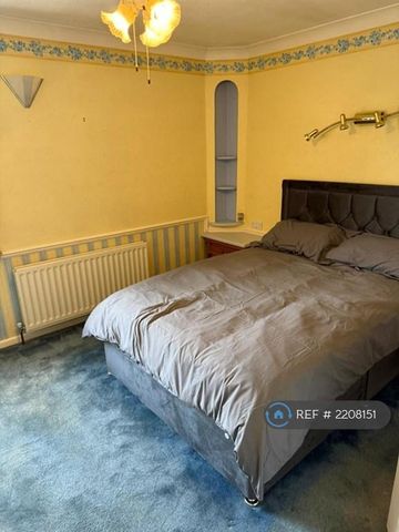 1 bedroom in a house share to rent - Photo 4