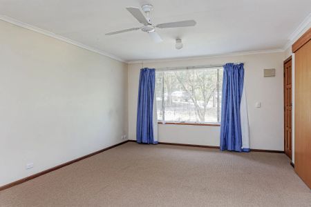 Well-appointed home in a neighbourhood filled with conveniences! - Photo 4