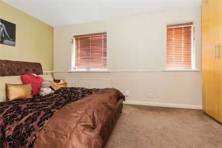 3 bed terraced house to rent in Littlebrook Avenue, Burnham, SL2 - Photo 4