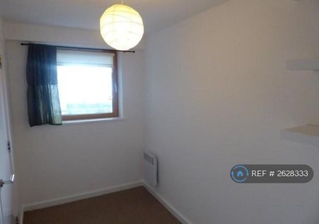3 bedroom flat to rent - Photo 4